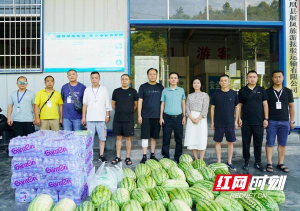高温慰问送清凉｜凤凰爱心企业慰问县旅游接驳一线员工